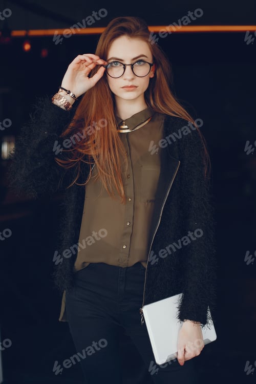 Preview: Stylish businesswoman in a cafe
