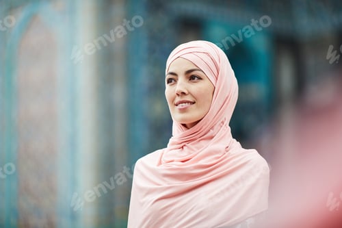 Preview: Muslim woman in mosque