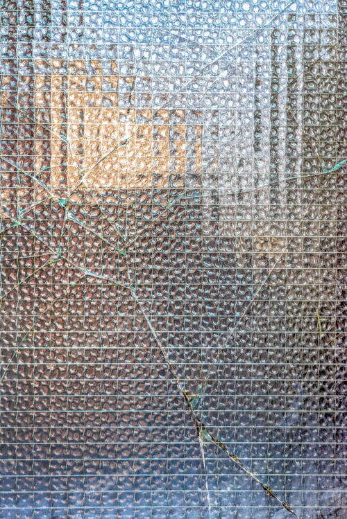 Preview: Cracks in the glass