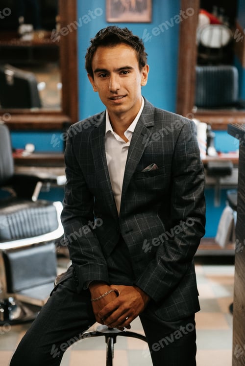 Preview: Young guy in grey checkered suit in barbershop