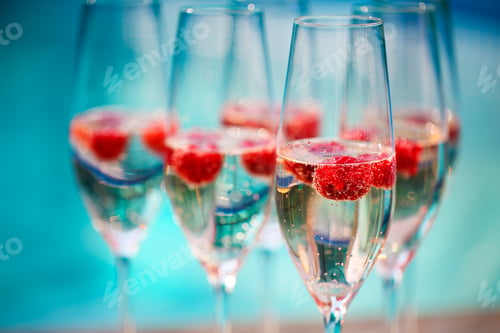 Preview: Champagne glasses with raspberry