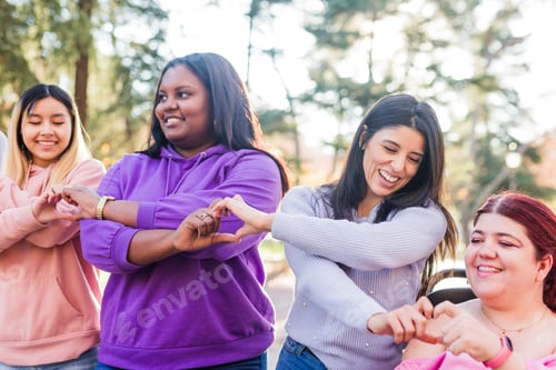 Visualização: Mãos em forma de coração, amor, inspiram inclusão, movimento feminista pela diversidade e direitos das mulheres em irmandades
