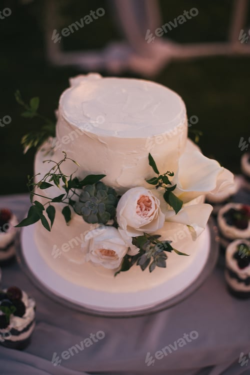 Preview: gourmet wedding cake and delicious fruity desserts in glasses