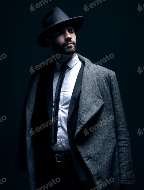 Vorschau: Mode, Anzug und eleganter Mann, der an isolierte Kleidung auf dunklem Hintergrund in einem Studio denkt. Mafia,