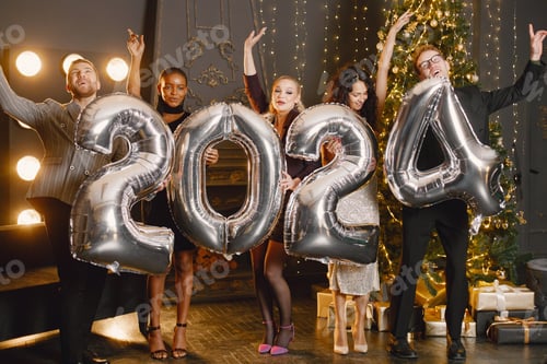 Visualização: Amigos do sexo masculino e feminino em pé com balões 2024 para a celebração do Ano Novo