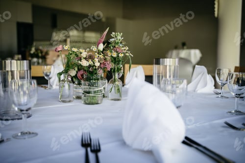 Preview: Elegant table setting with floral centerpiece.