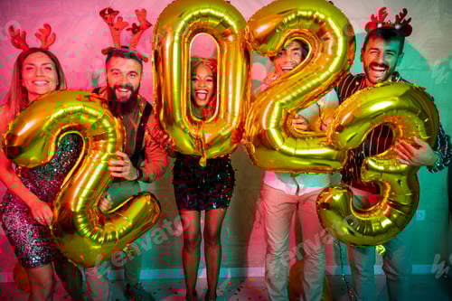 Visualização: Amigos segurando grandes balões de 2023 representando o próximo ano novo