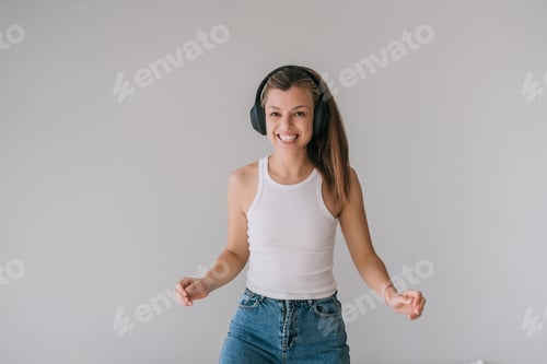 Visualização: Jovem alegre dançando com fones de ouvido, sentindo a música com alegria e energia