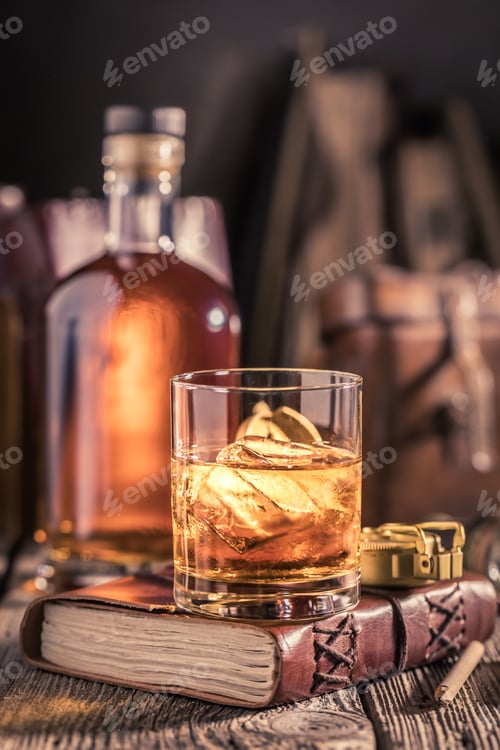 Preview: Glass of whisky with ice and golden bottle