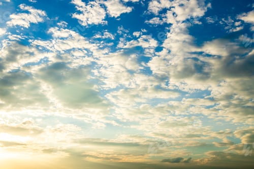 Vorschau: bunter dramatisch Himmel mit Wolken bei Sonnenuntergang
