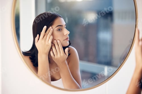 Vista previa: Cuidado de la piel, facial y mujer frente al espejo para comprobar si hay brotes de acné o espinillas mientras se limpia la cara