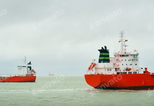 Preview: Ships with red hull pass each other on the North Sea