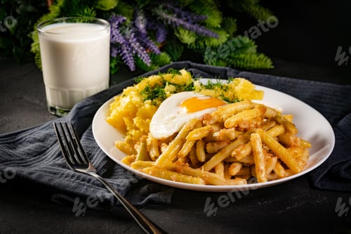 Preview: Fried eggs with boiled potatoes and yellow string beans.