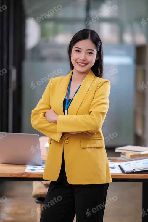 Preview: Portrait of successful business woman inside office, standing with arms crossed