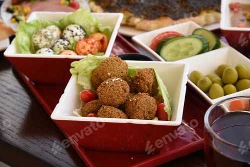 Preview: Arabian Breakfast in Restaurant - Falafel 2