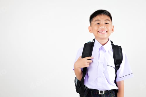 Visualização: Retrato de menino asiático sorridente, primariamente, posando com mochila escolar, telefone, estúdio, foto isolada em branco