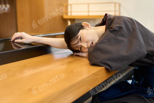 Preview: Restaurant employees tired from work