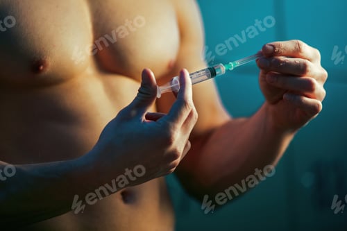 Preview: Close up of muscular athlete with injection of performance-enhancing drugs.