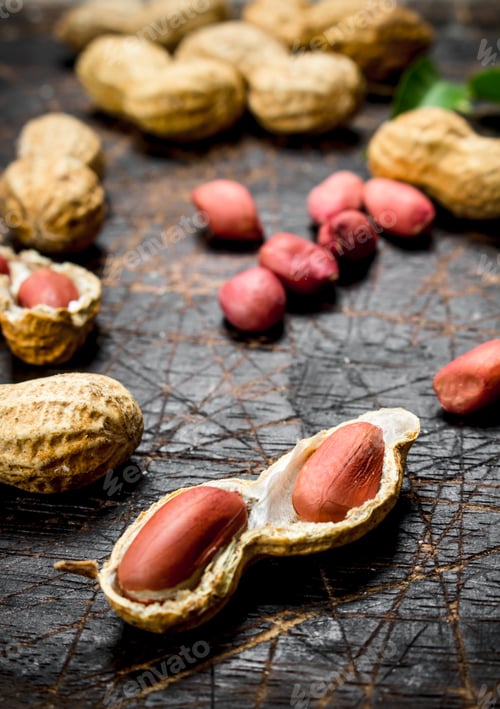 Preview: Peanuts with green leaves .