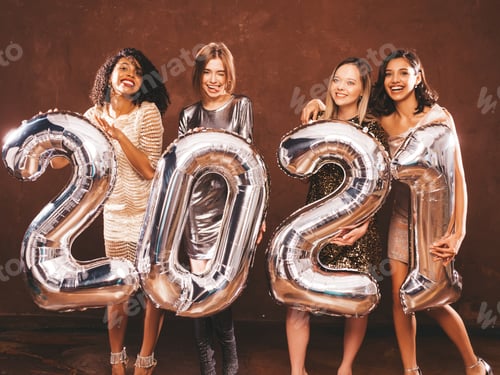 Visualização: Retrato de quatro jovens mulheres elegantes segurando balões prateados de 2021