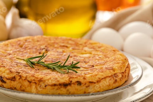 Preview: Spanish omelette with potatoes and onion, typical Spanish cuisine. Tortilla espanola