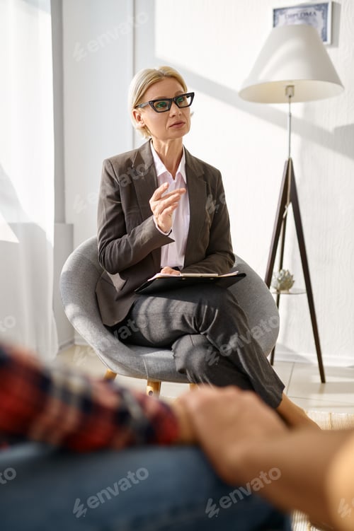 Preview: Female psychologist talking to couple at consultation
