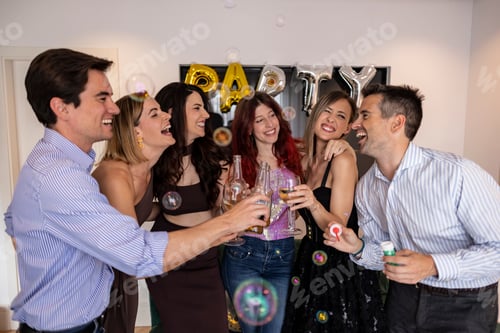 Visualização: amigos brindando em uma festa, fazendo piadas, rindo e soprando bolhas
