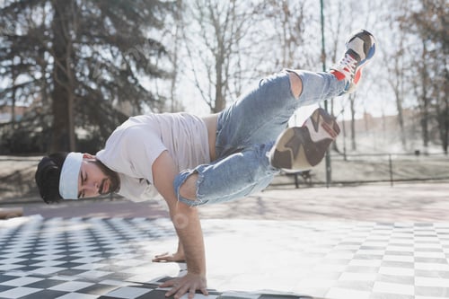 Hombre bailando break dance en el parque