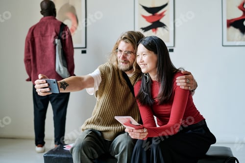 Preview: Taking Selfie with Friends in Modern Art Gallery
