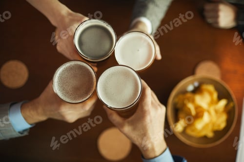 Preview: Men drinking beer