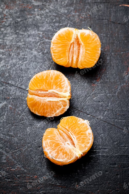 Preview: Peeled tangerines. Against a dark background.
