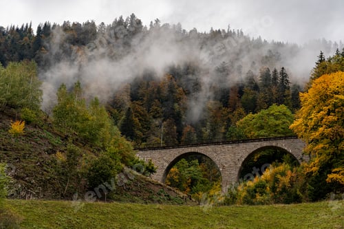 Vorschau: Die alte, nebelbedeckte Eisenbahnbrücke über die Ravennaschlucht