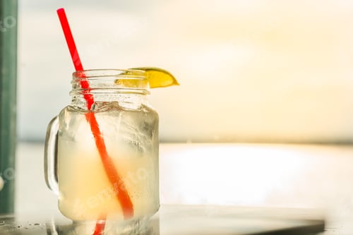 Vorschau: Nahaufnahme eines Moskauer Maultiers mit Limette und rotem Stroh