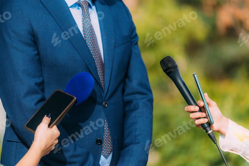 Vista previa: News reporters interviewing a businessman outdoors