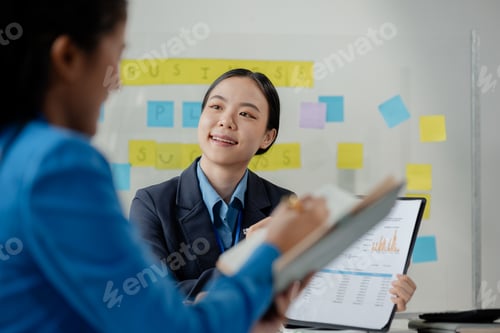 Preview: Explaining the report at the meeting, Collaborate to solve problems in the meeting room, Discuss sta