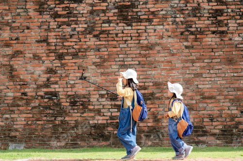 Preview: Two Asian children girls are bloggers. Broadcast on the Internet. Record vlog and blog subscribers.