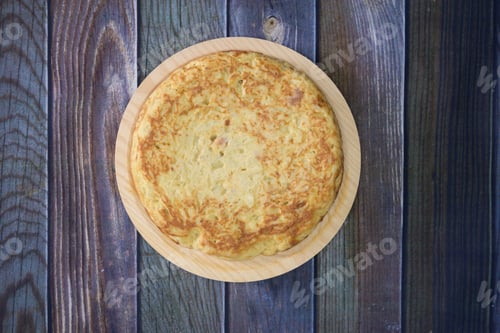 Preview: Closeup shot of a round omelet on a wooden table