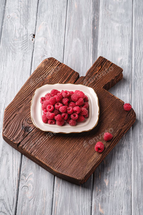 Preview: Fresh Raspberries on Wooden Cutting Board