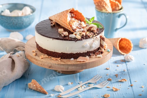 Preview: Festive Ice Cream Cake with Waffle Cone Topper
