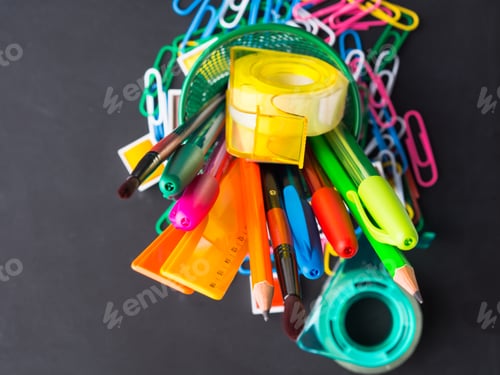 Visualização: Papelaria colorida: conceito de volta às aulas no escuro