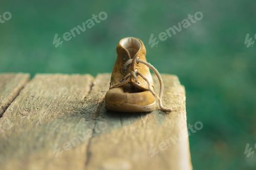 Preview: Children's old lost yellow leather shoe stands on bench
