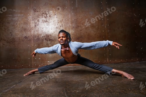 Preview: Attractive African American man showcases flexibility and balance, performing leg splits
