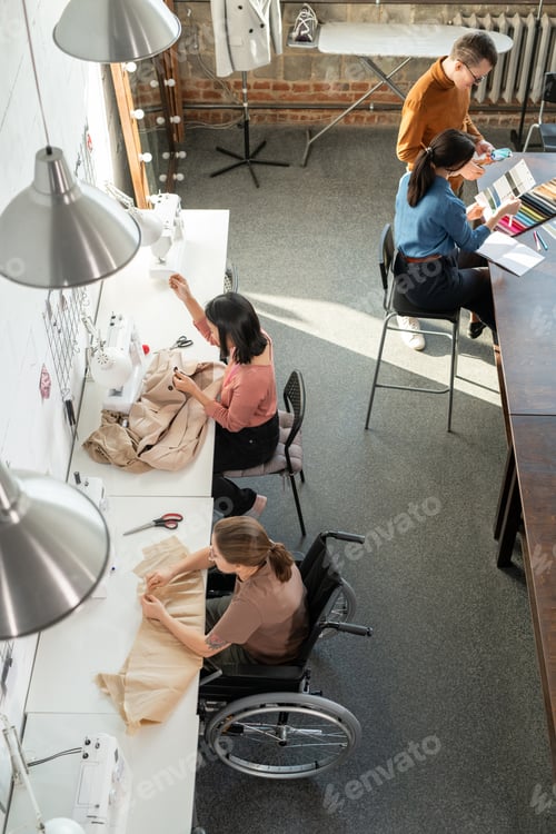 Preview: Seamstresses and designers working over new fashion collection