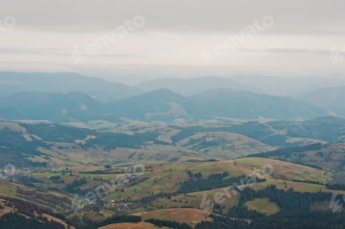 Vorschau: Landschaft eines kleinen Dorfes auf Wald in den Karpaten.