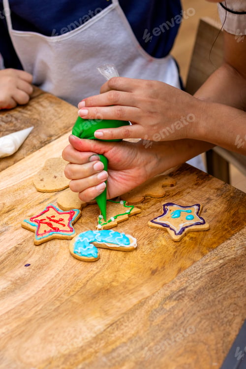 Preview: Christmas cookie workshops. Decorating gingerbread cookies for Christmas.