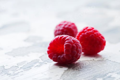 Preview: Sweet fresh raspberry on the vintage table