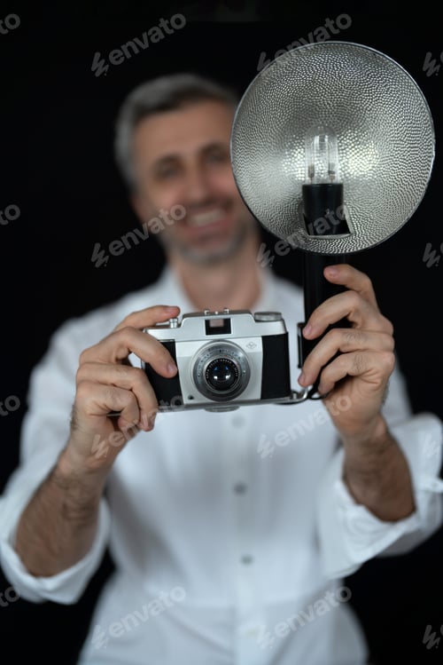 Preview: A man with the old camera and flash