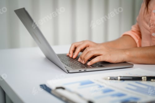 Preview: A close-up of a businesswoman working on a laptop in an office. As an accountant,records financial