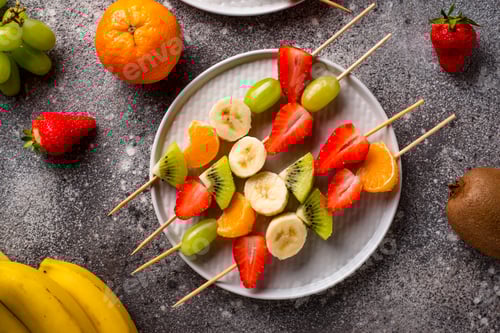 Preview: Colorful Fruit Skewers with Strawberries and Kiwis
