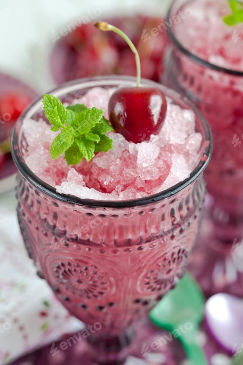 Preview: Cold sorbet with fresh cherries